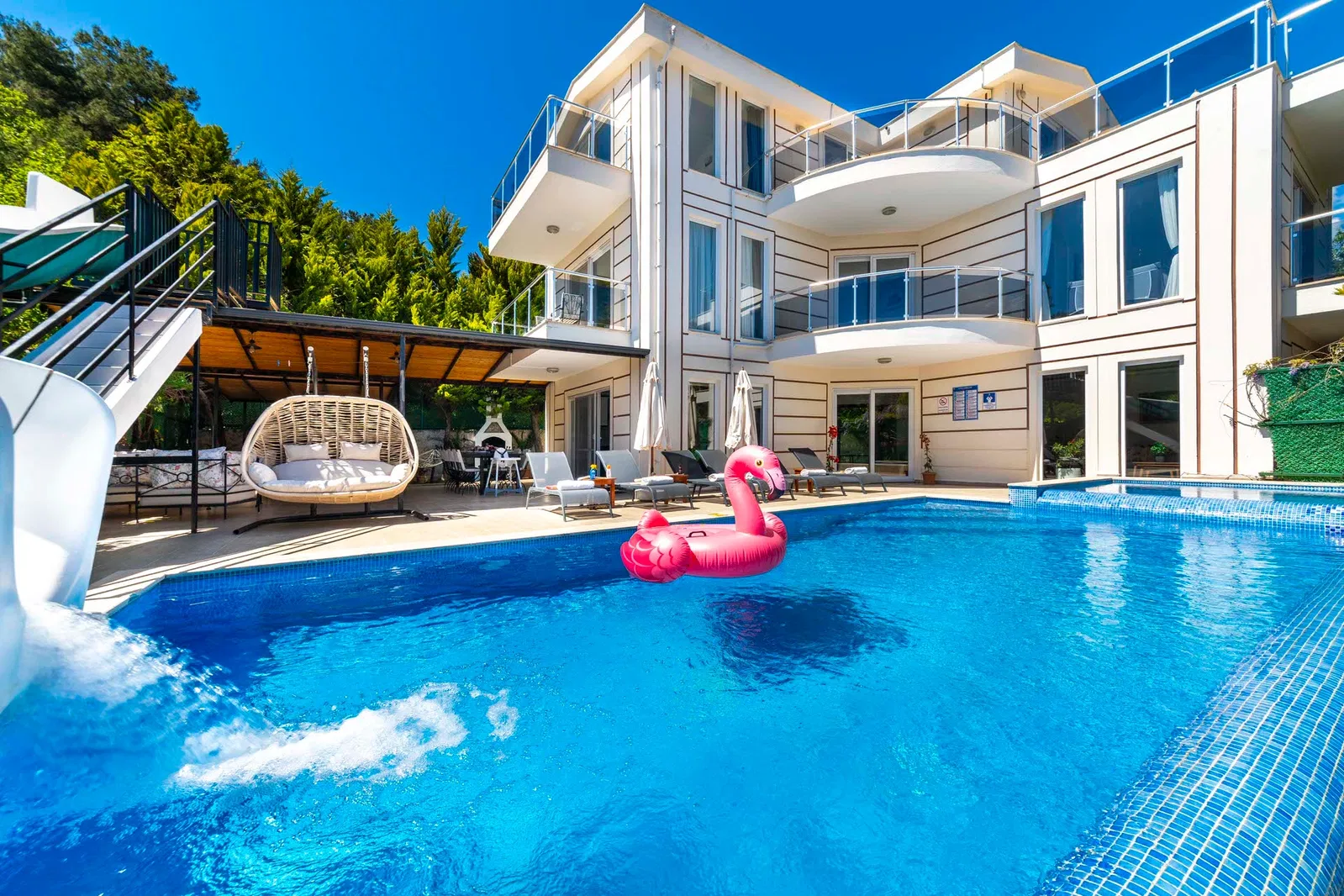 İslamlar’da korunaklı havuzlu kiralık villa