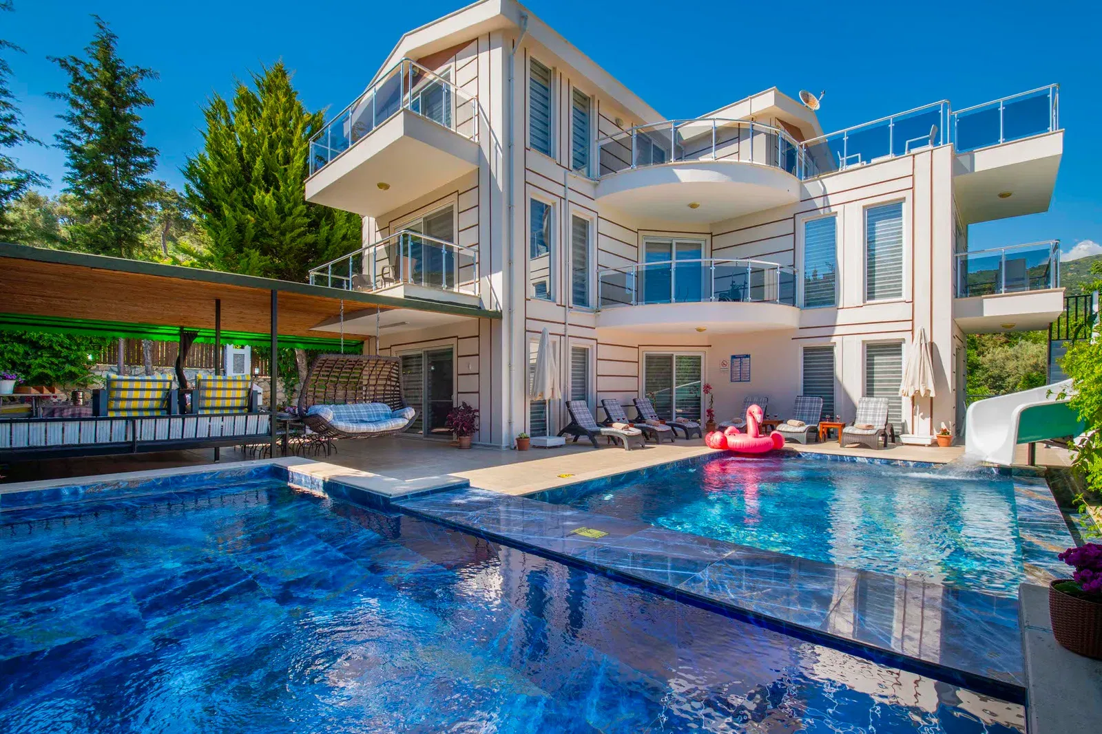 İslamlar’da korunaklı havuzlu kiralık villa