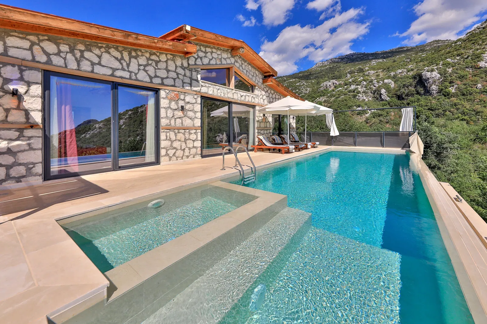 İslamlar’da korunaklı havuzlu kiralık villa