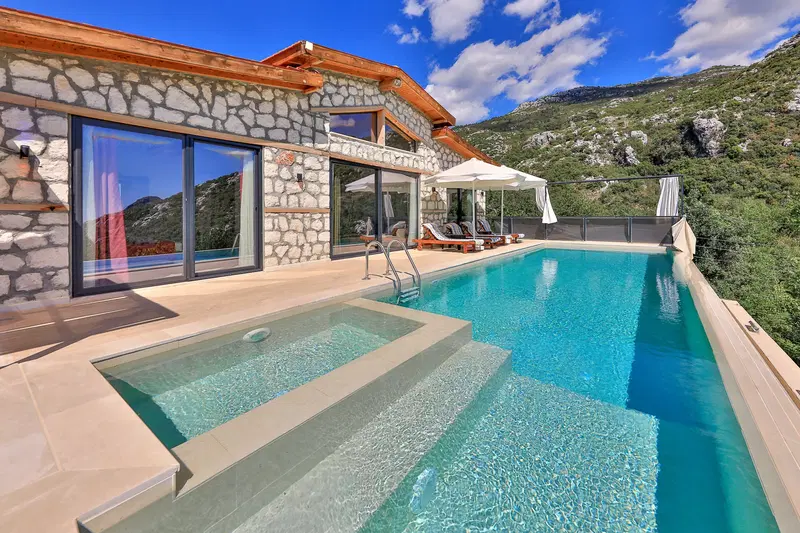 İslamlar’da korunaklı havuzlu kiralık villa