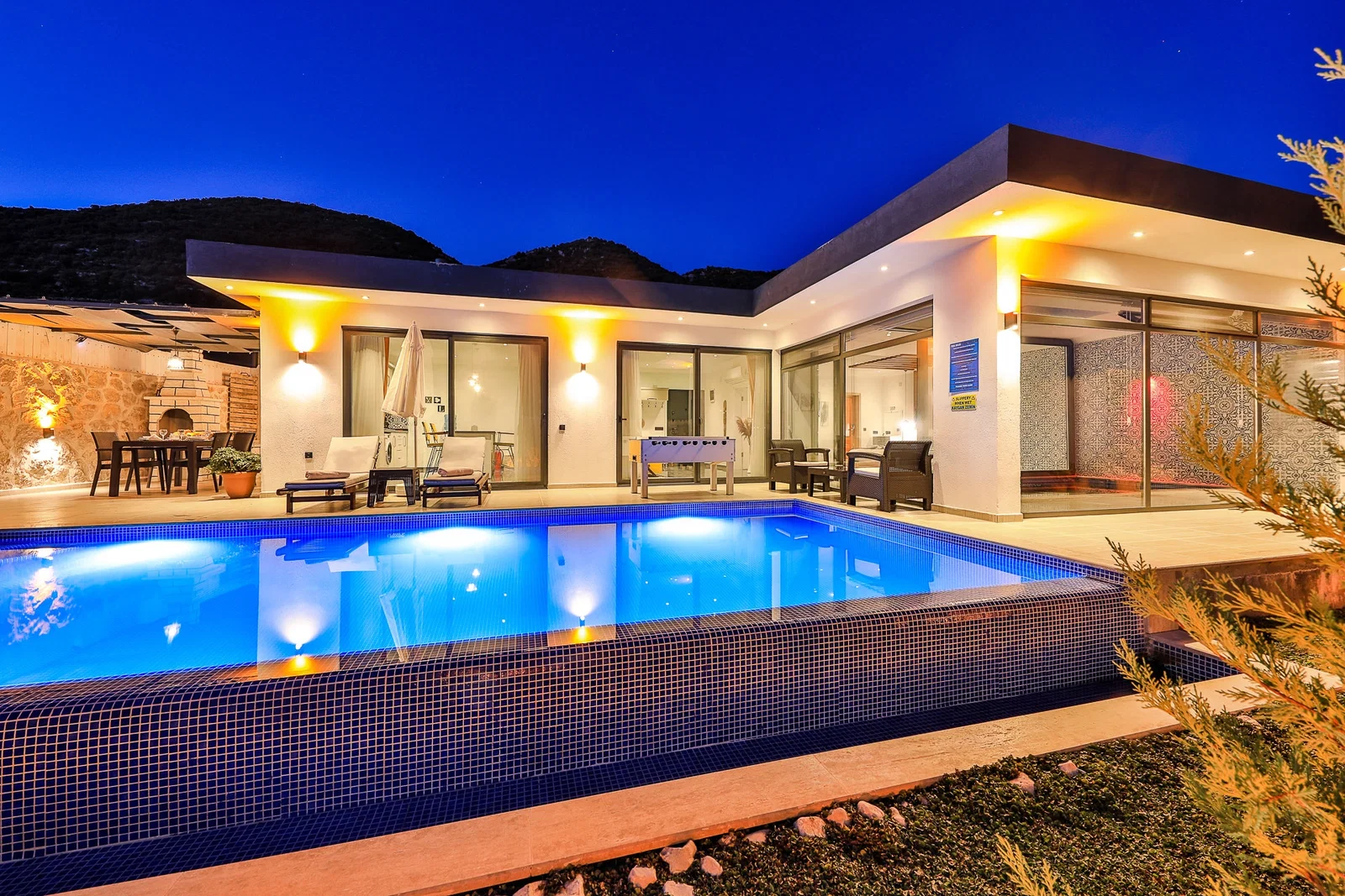 Sarıbelen’de Korunaklı, Isıtmalı Havuzlu, 1 Yatak Odalı, Ekonomik Villa