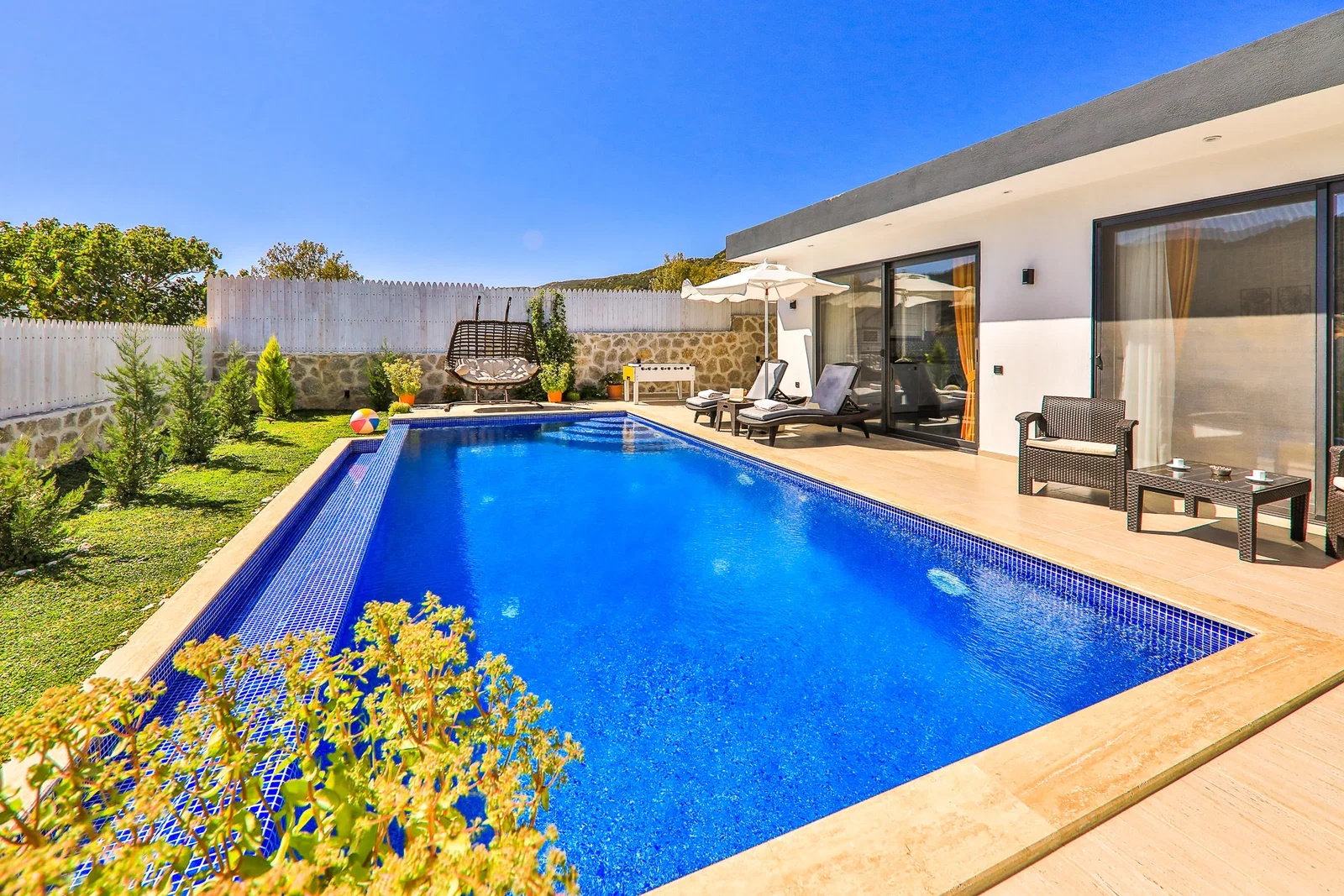 Sarıbelen’de Korunaklı, Isıtmalı Havuzlu, 1 Yatak Odalı, Ekonomik Villa