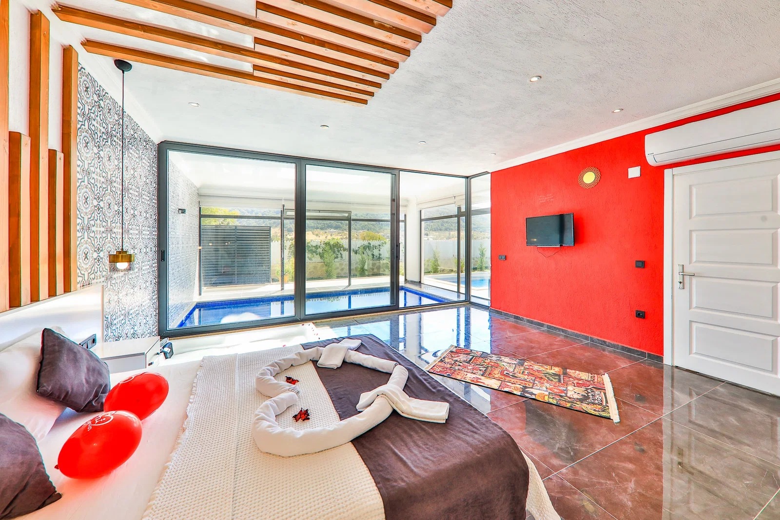 Sarıbelen’de Korunaklı, Isıtmalı Havuzlu, 1 Yatak Odalı, Ekonomik Villa