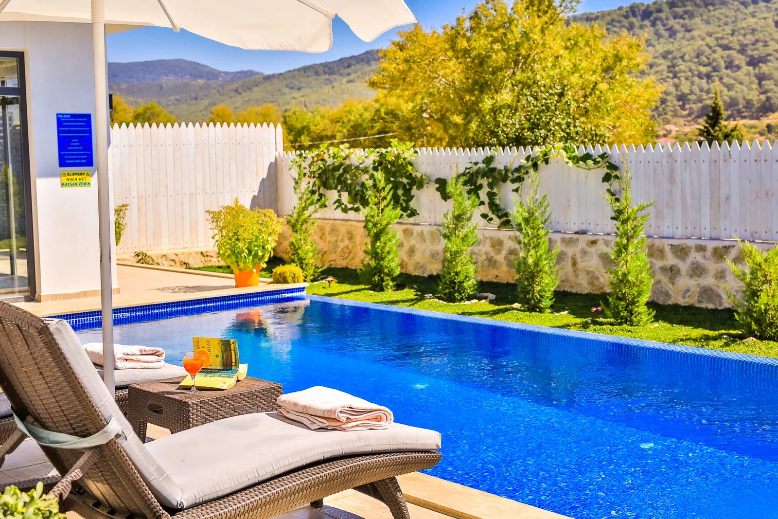 Sarıbelen’de Korunaklı, Isıtmalı Havuzlu, 1 Yatak Odalı, Ekonomik Villa
