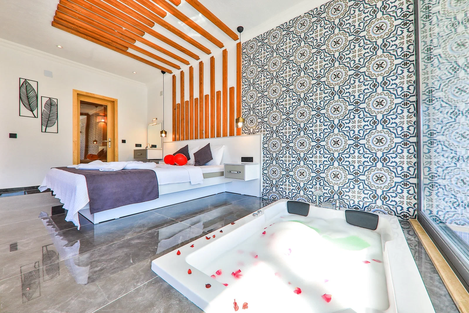 Sarıbelen’de Korunaklı, Isıtmalı Havuzlu, 1 Yatak Odalı, Ekonomik Villa