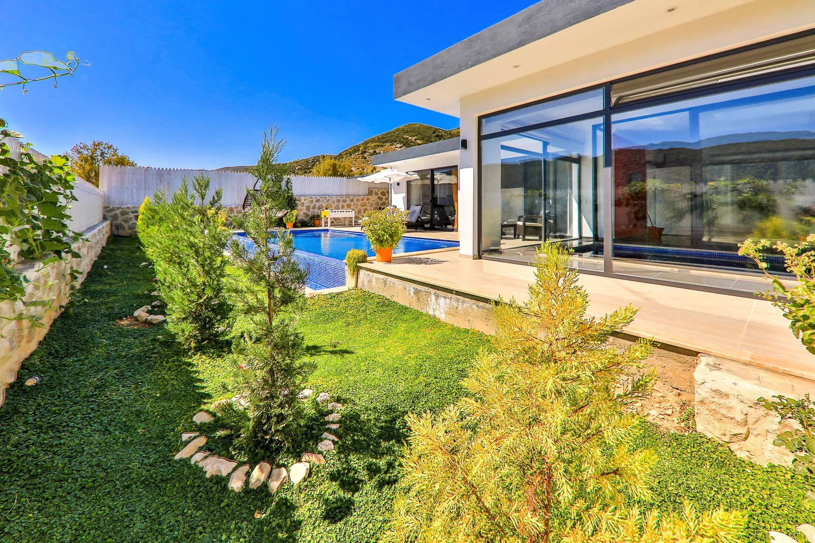 Sarıbelen’de Korunaklı, Isıtmalı Havuzlu, 1 Yatak Odalı, Ekonomik Villa
