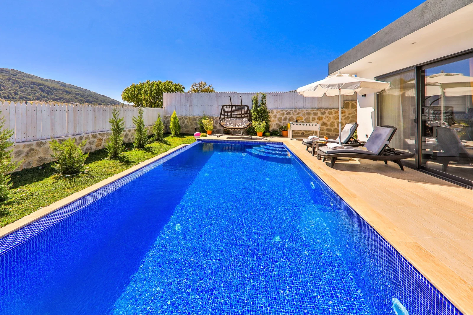Sarıbelen’de Korunaklı, Isıtmalı Havuzlu, 1 Yatak Odalı, Ekonomik Villa