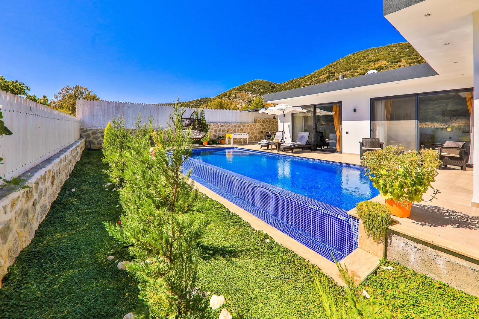 Sarıbelen’de Korunaklı, Isıtmalı Havuzlu, 1 Yatak Odalı, Ekonomik Villa