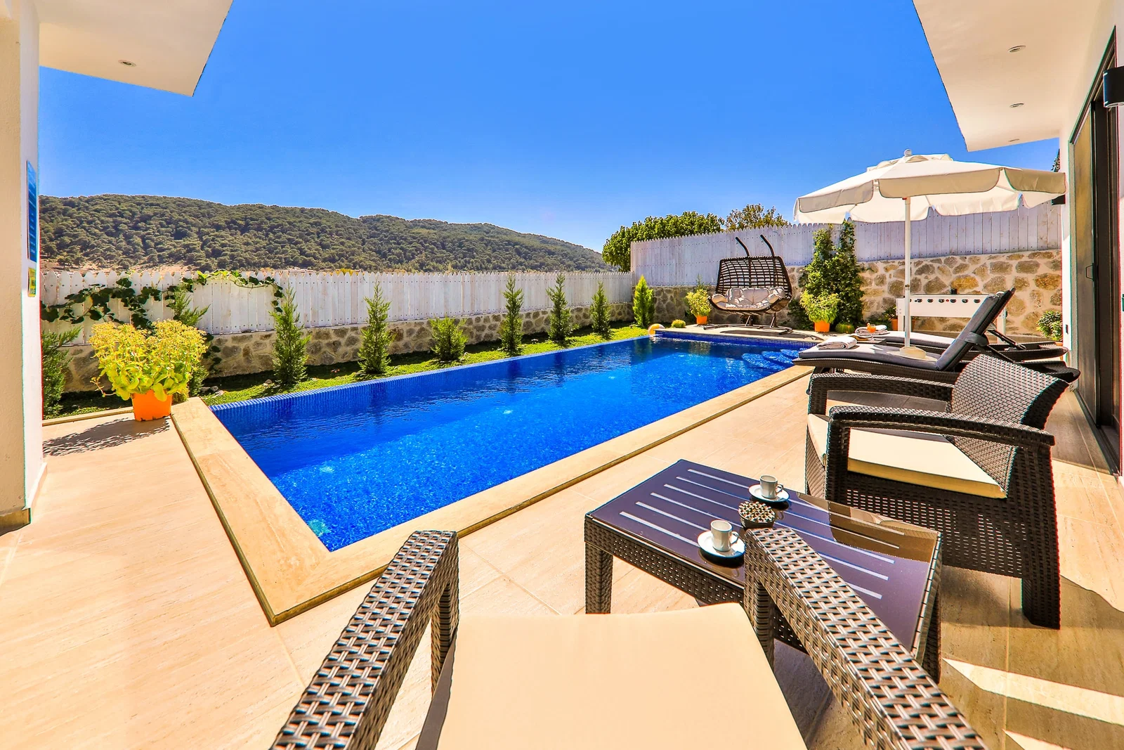 Sarıbelen’de Korunaklı, Isıtmalı Havuzlu, 1 Yatak Odalı, Ekonomik Villa
