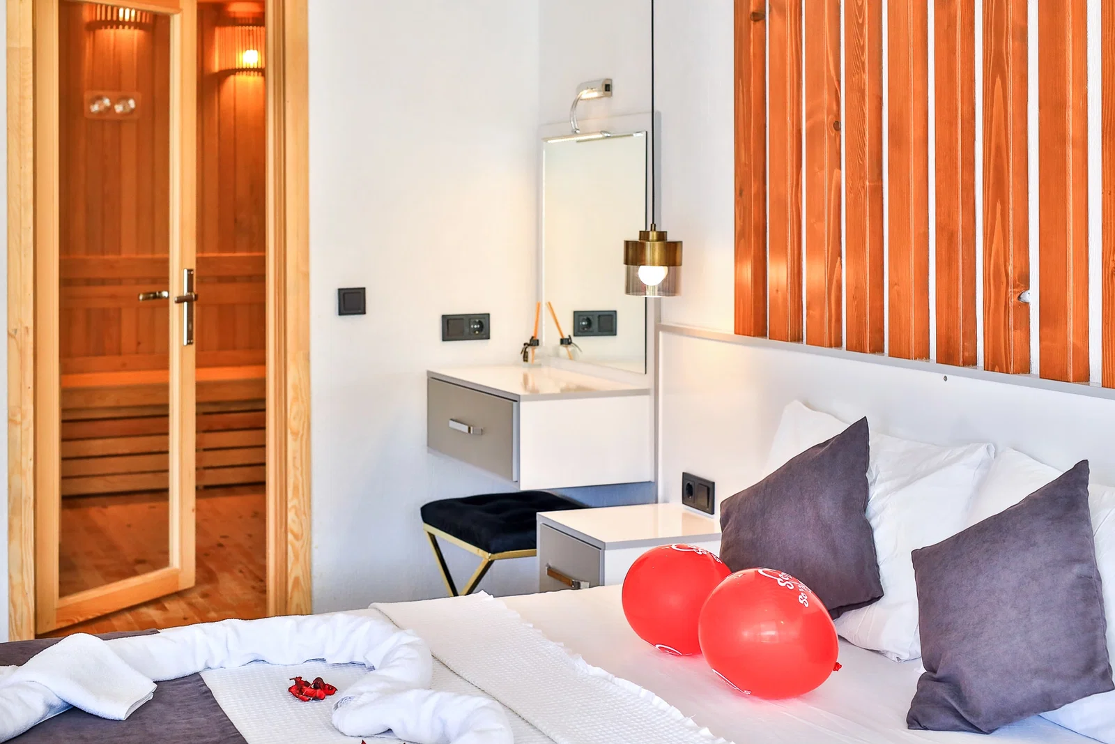 Sarıbelen’de Korunaklı, Isıtmalı Havuzlu, 1 Yatak Odalı, Ekonomik Villa