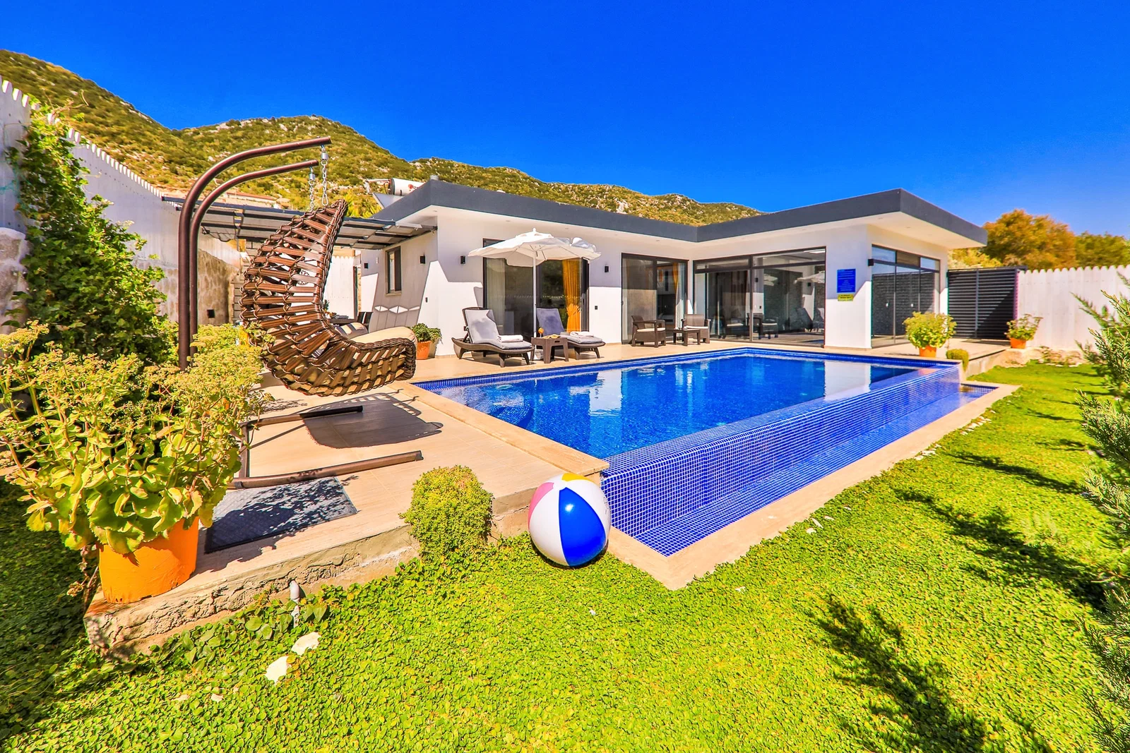 Sarıbelen’de Korunaklı, Isıtmalı Havuzlu, 1 Yatak Odalı, Ekonomik Villa
