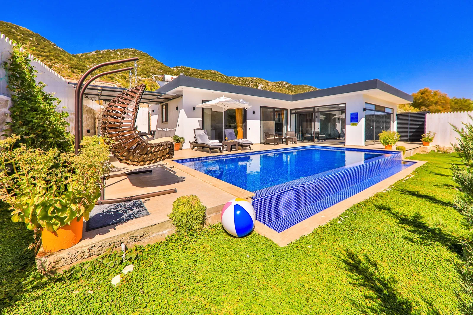 Sarıbelen’de korunaklı havuzlu kiralık villa