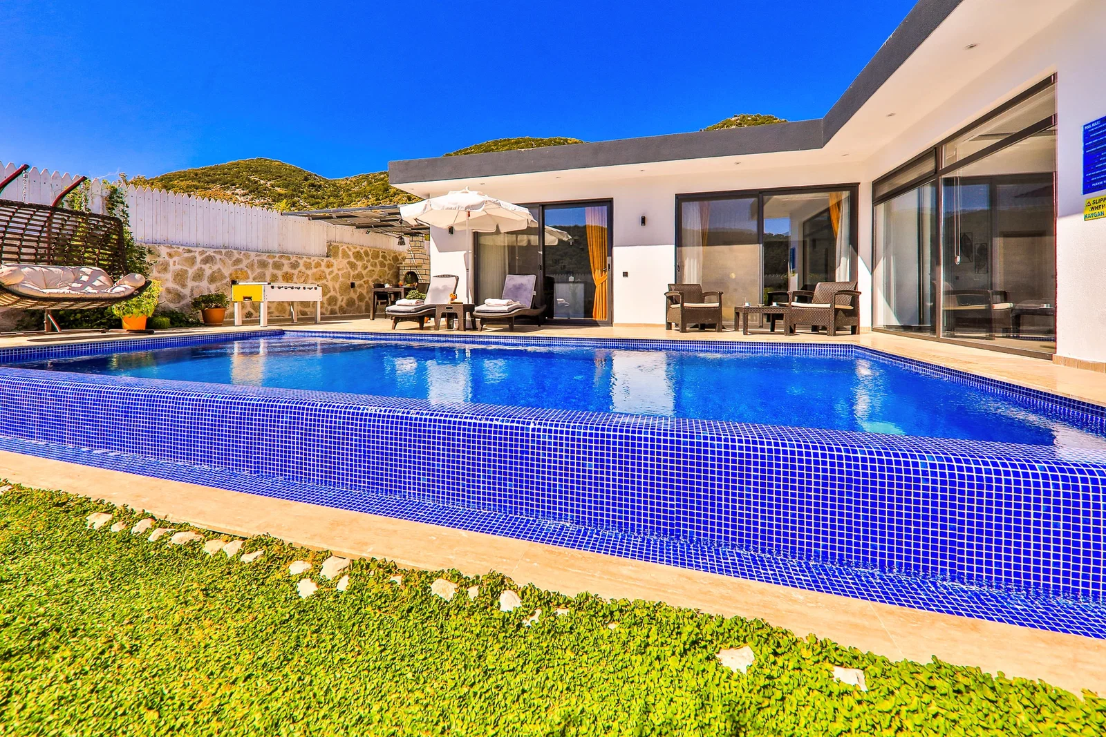 Sarıbelen’de Korunaklı, Isıtmalı Havuzlu, 1 Yatak Odalı, Ekonomik Villa