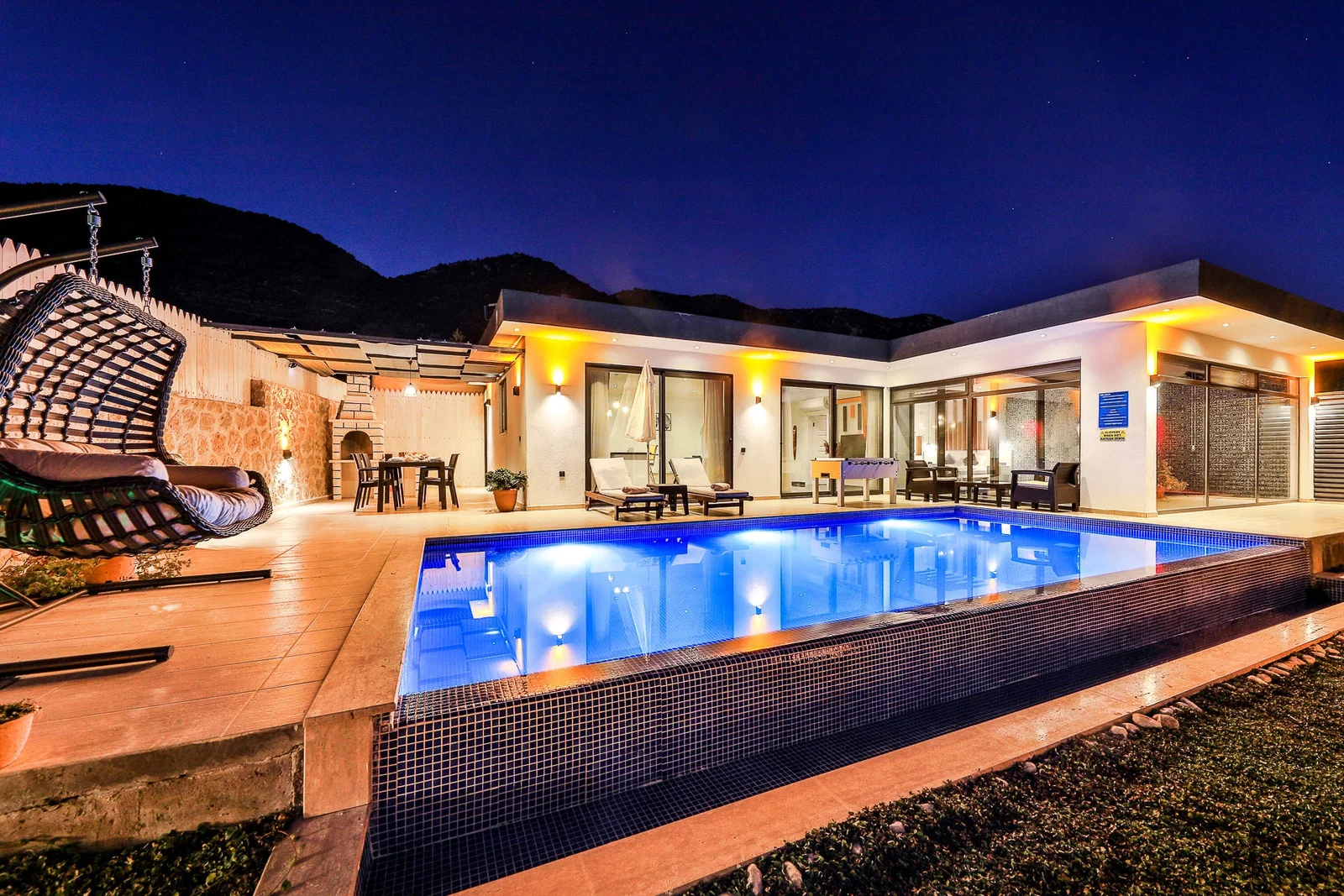 Sarıbelen’de Korunaklı, Isıtmalı Havuzlu, 1 Yatak Odalı, Ekonomik Villa