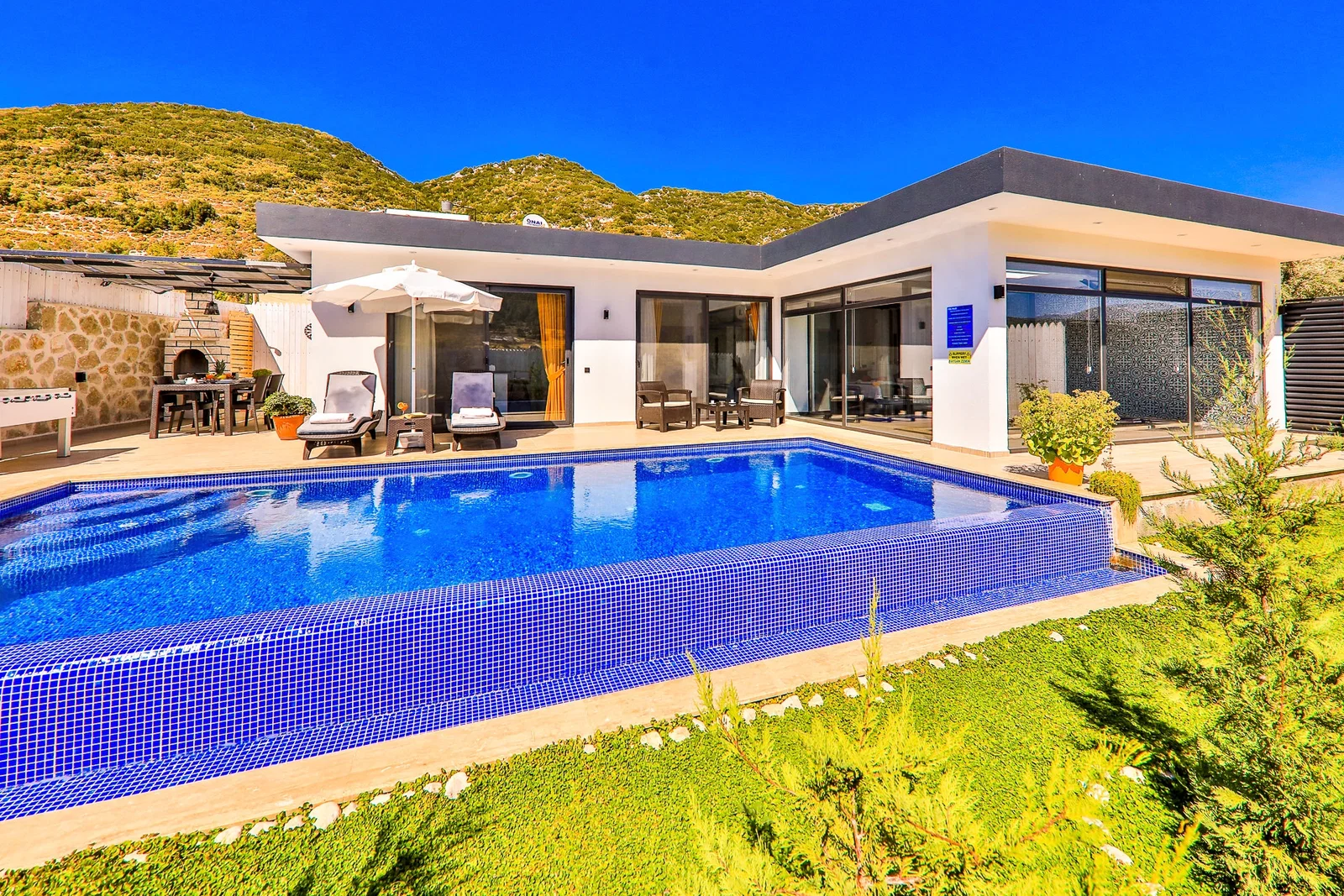 Sarıbelen’de Korunaklı, Isıtmalı Havuzlu, 1 Yatak Odalı, Ekonomik Villa