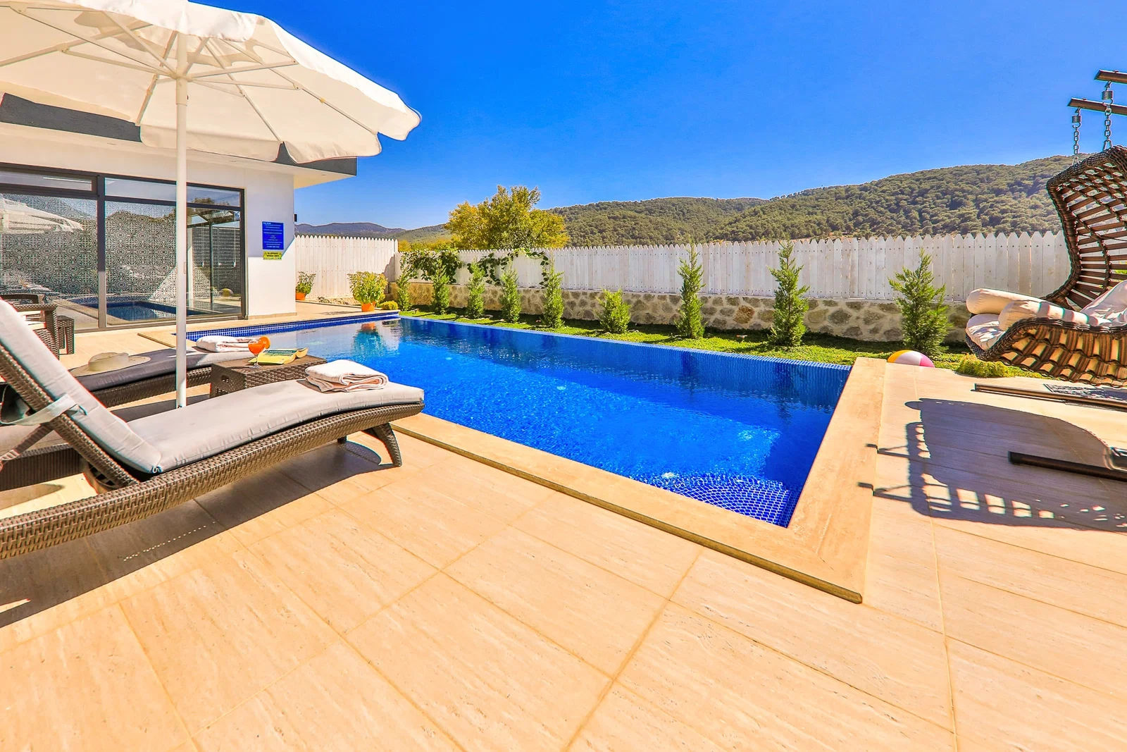 Sarıbelen’de Korunaklı, Isıtmalı Havuzlu, 1 Yatak Odalı, Ekonomik Villa
