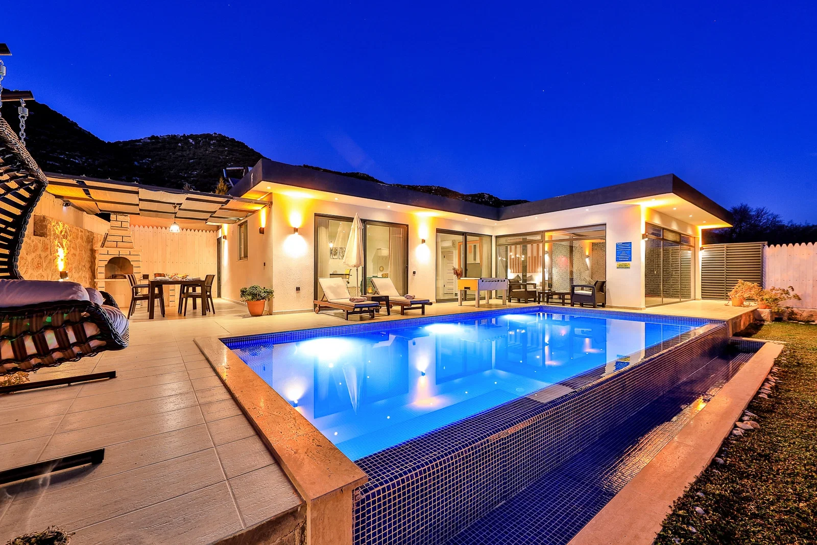 Sarıbelen’de Korunaklı, Isıtmalı Havuzlu, 1 Yatak Odalı, Ekonomik Villa