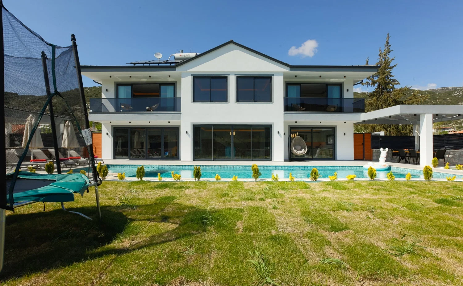 Sarıbelen’de Korunaklı, Isıtmalı Havuzlu, Jakuzili, Kiralık Villa
