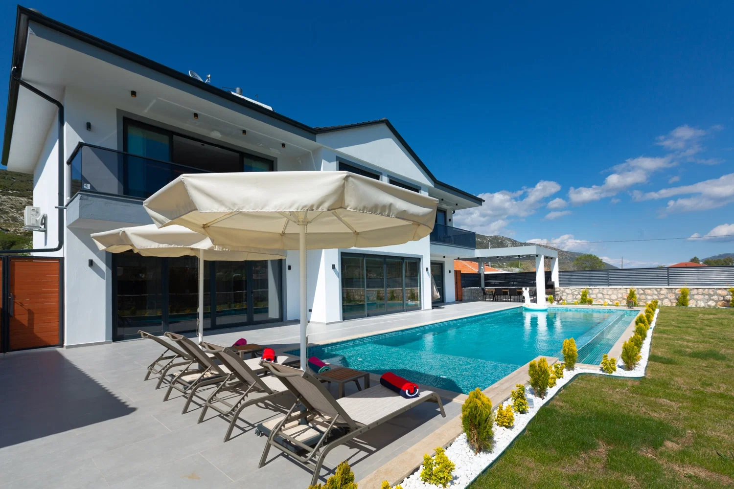 Sarıbelen’de Korunaklı, Isıtmalı Havuzlu, Jakuzili, Kiralık Villa