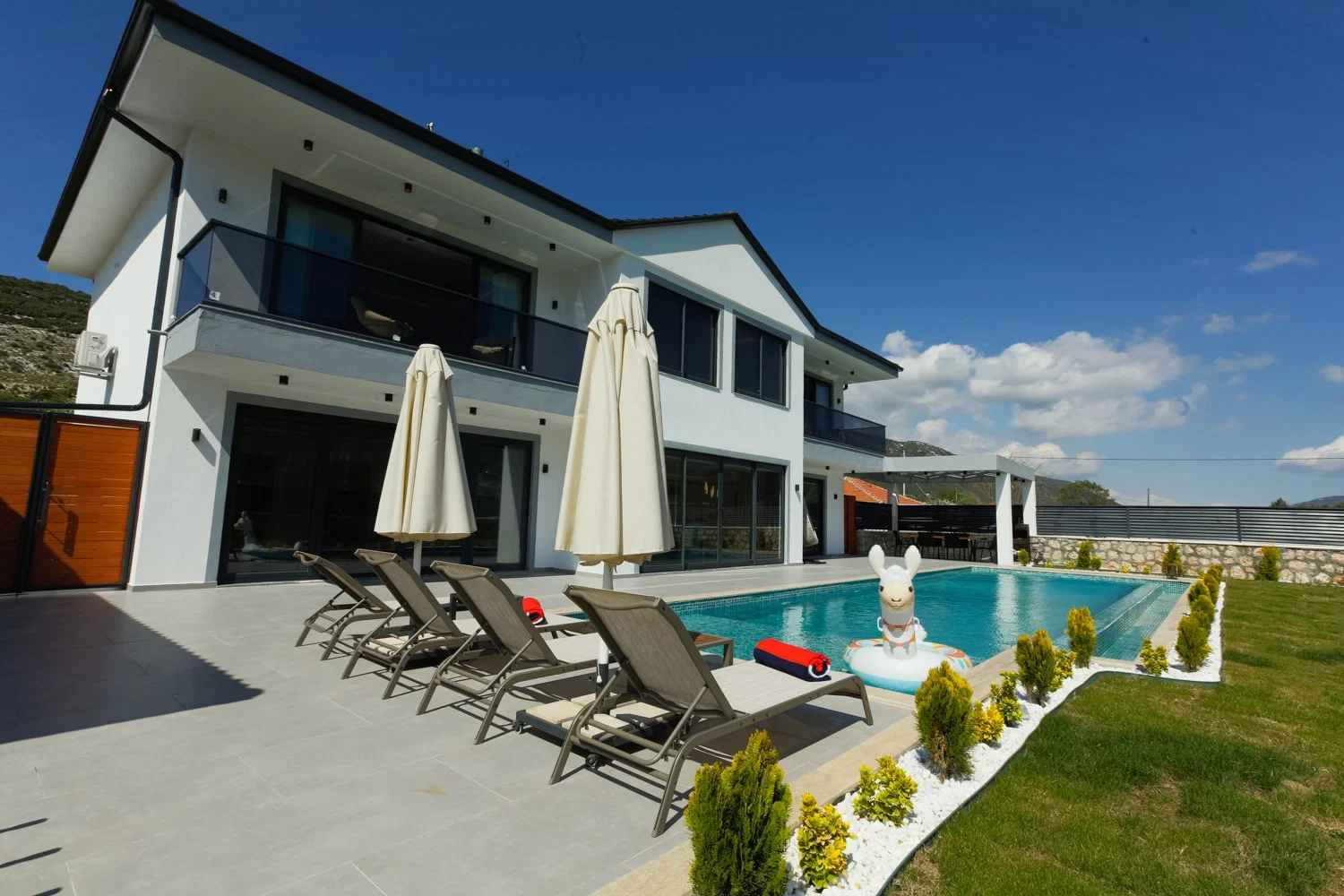 Sarıbelen’de Korunaklı, Isıtmalı Havuzlu, Jakuzili, Kiralık Villa