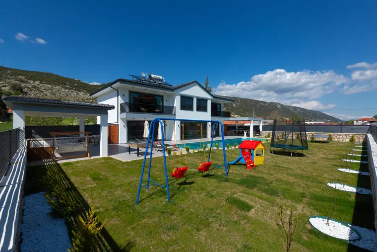 Sarıbelen’de Korunaklı, Isıtmalı Havuzlu, Jakuzili, Kiralık Villa