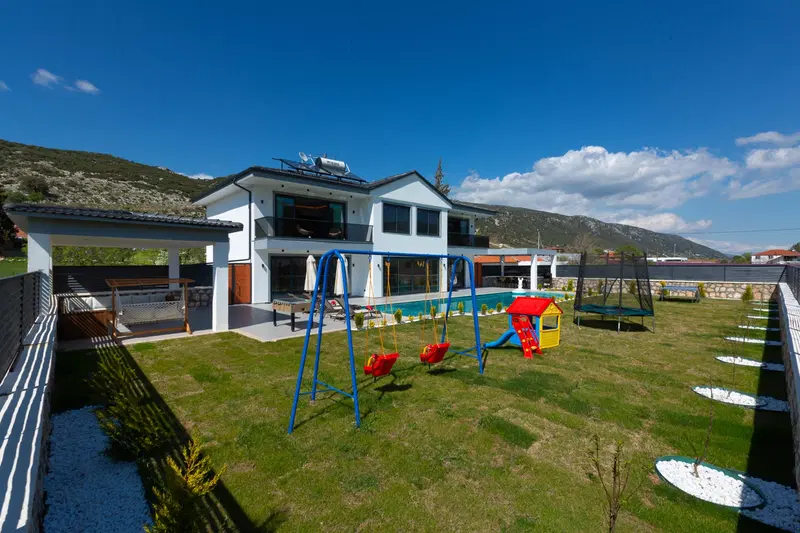 Sarıbelen’de korunaklı havuzlu kiralık villa