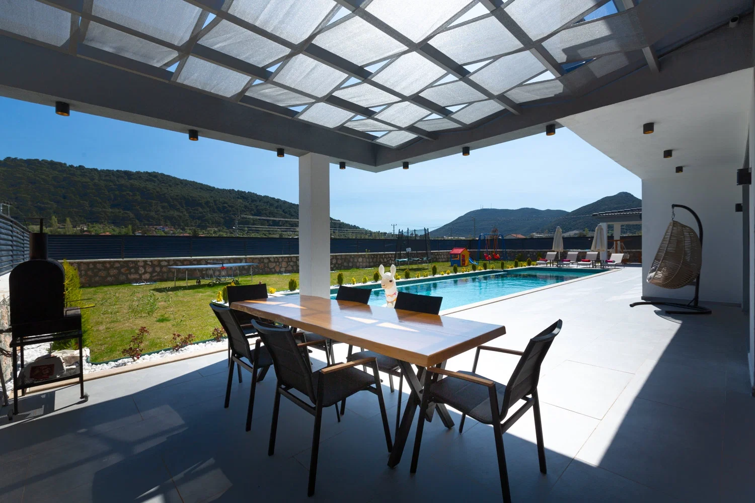 Sarıbelen’de Korunaklı, Isıtmalı Havuzlu, Jakuzili, Kiralık Villa