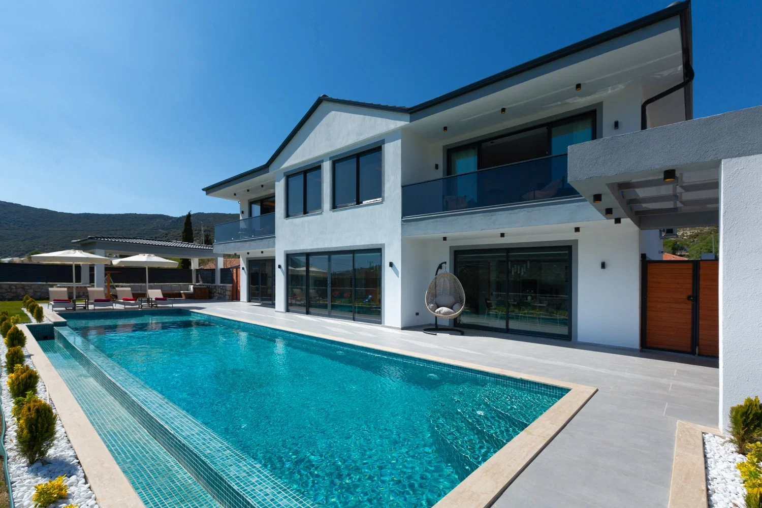 Sarıbelen’de Korunaklı, Isıtmalı Havuzlu, Jakuzili, Kiralık Villa