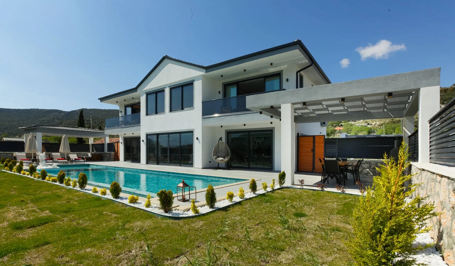 Sarıbelen’de Korunaklı, Isıtmalı Havuzlu, Jakuzili, Kiralık Villa