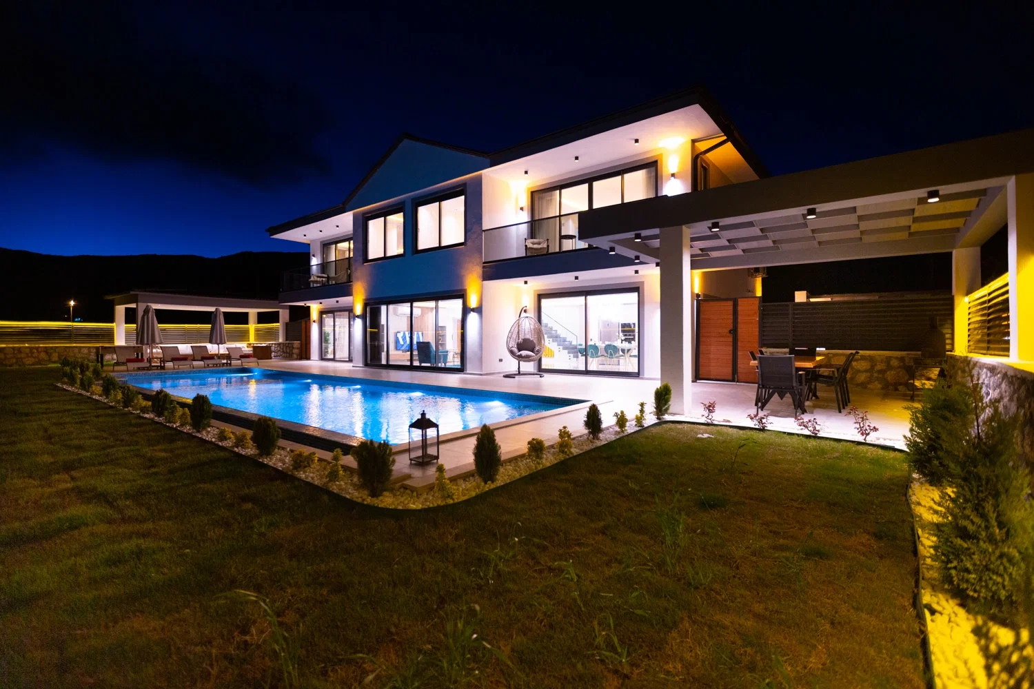 Sarıbelen’de Korunaklı, Isıtmalı Havuzlu, Jakuzili, Kiralık Villa