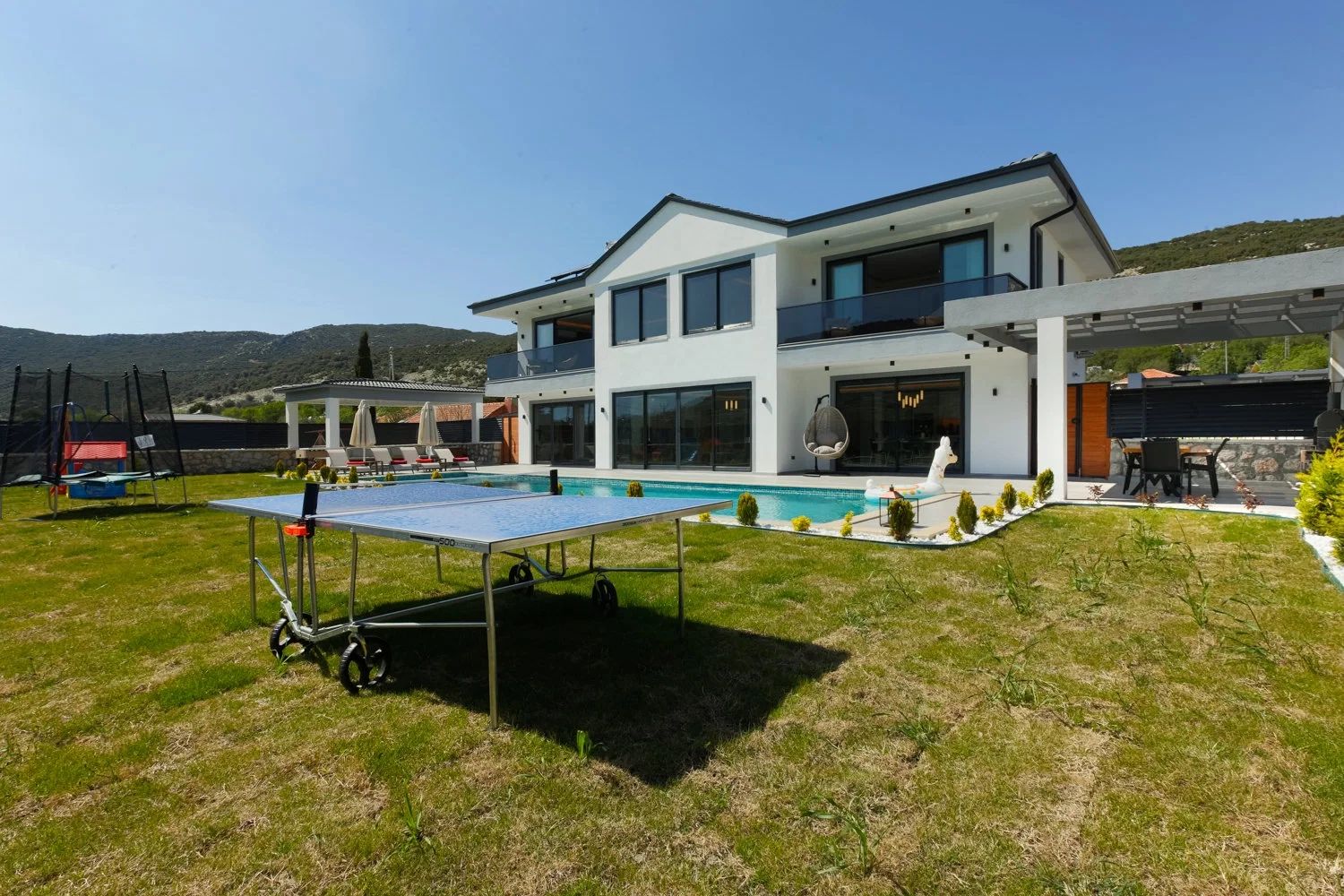 Sarıbelen’de Korunaklı, Isıtmalı Havuzlu, Jakuzili, Kiralık Villa