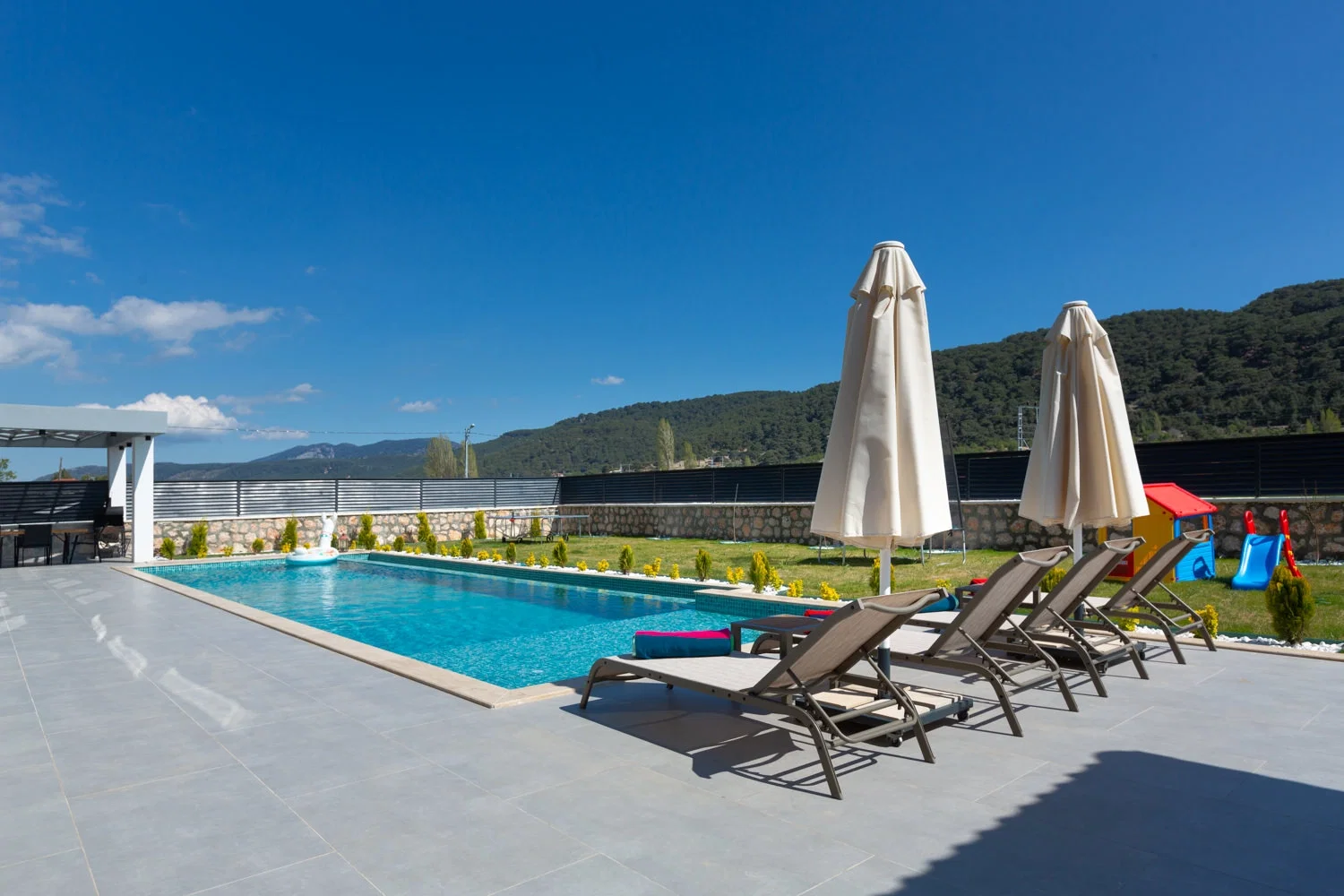 Sarıbelen’de Korunaklı, Isıtmalı Havuzlu, Jakuzili, Kiralık Villa