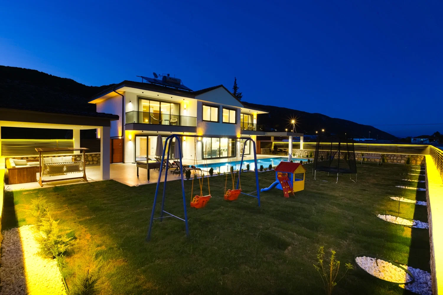 Sarıbelen’de Korunaklı, Isıtmalı Havuzlu, Jakuzili, Kiralık Villa