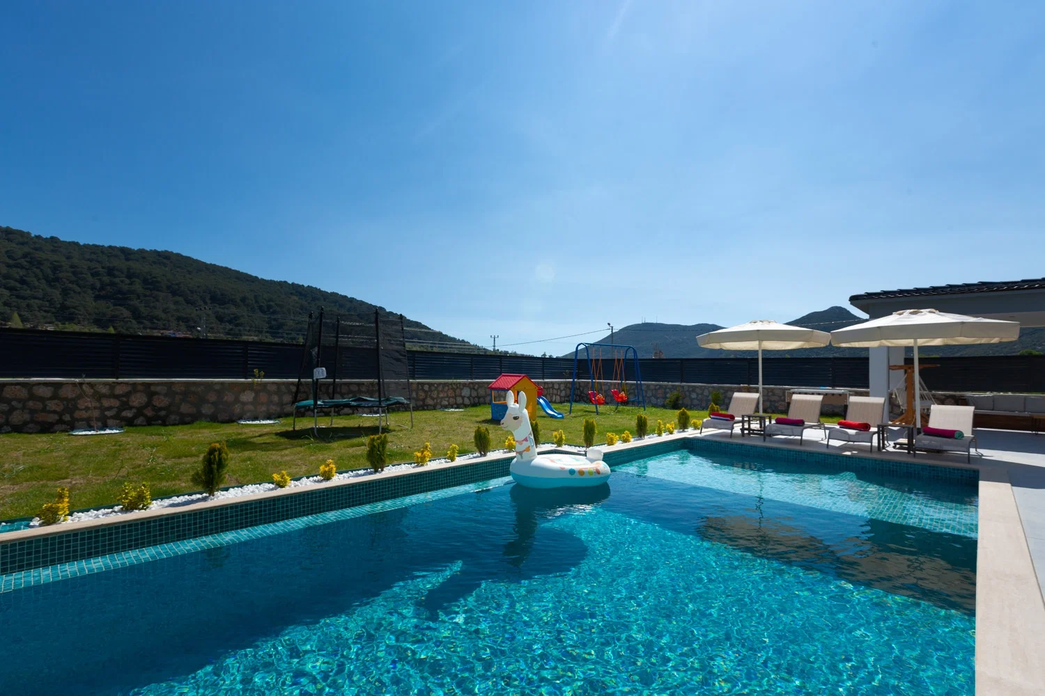 Sarıbelen’de Korunaklı, Isıtmalı Havuzlu, Jakuzili, Kiralık Villa
