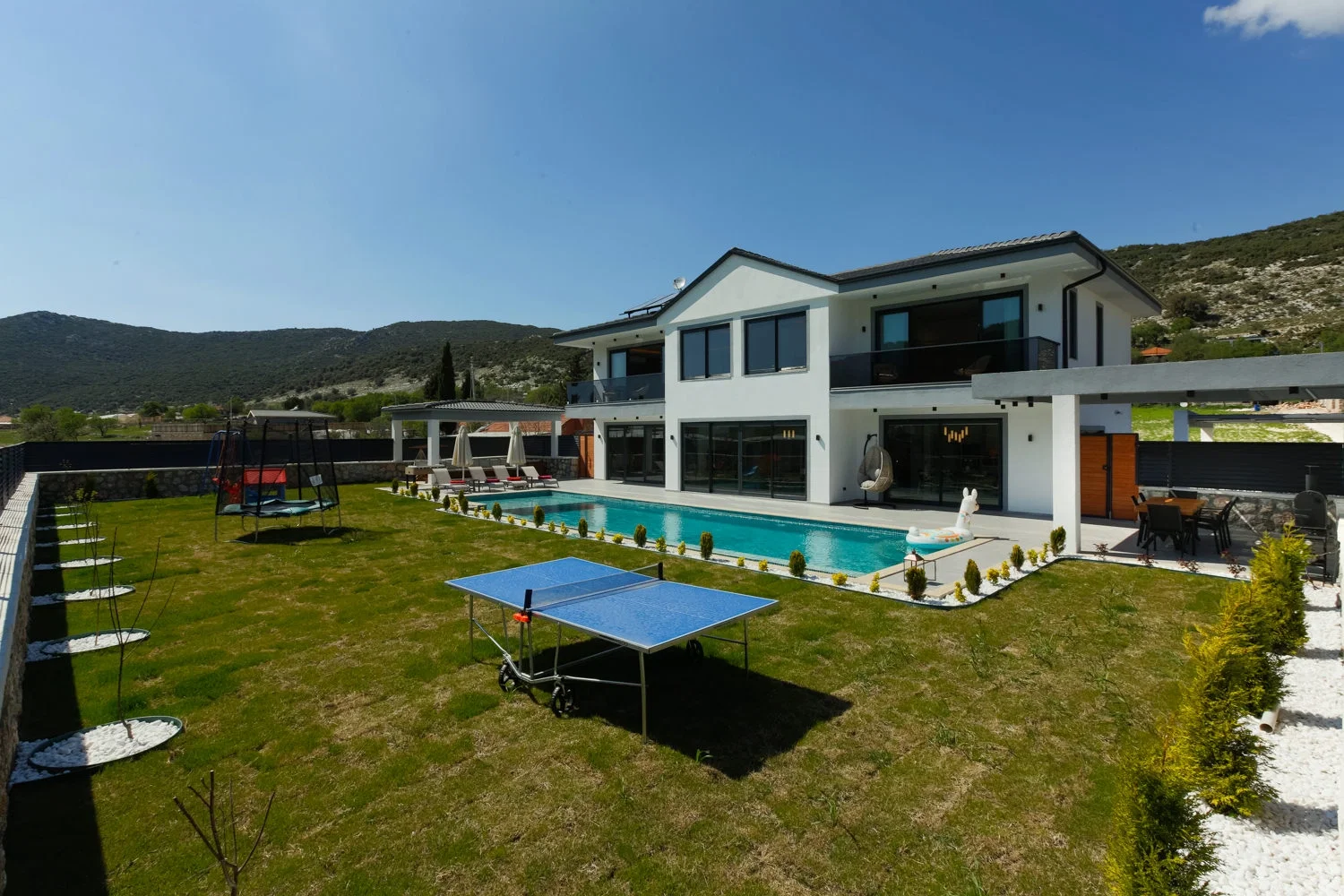 Sarıbelen’de Korunaklı, Isıtmalı Havuzlu, Jakuzili, Kiralık Villa