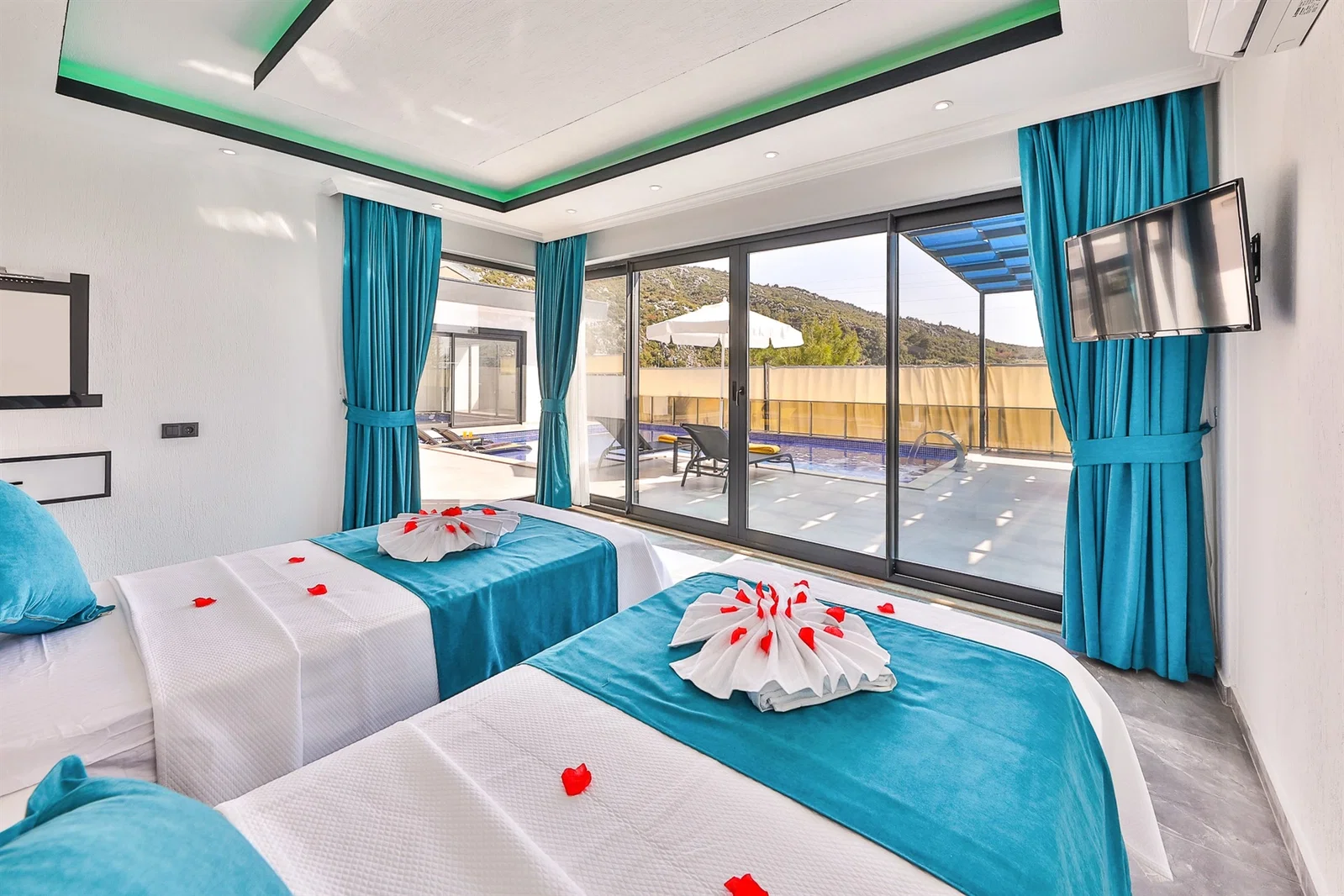 İslamlar’da Balayı Çiftlerine Uygun, Isıtmalı Havuzlu, 2 Yatak Odalı, Kiralık Villa