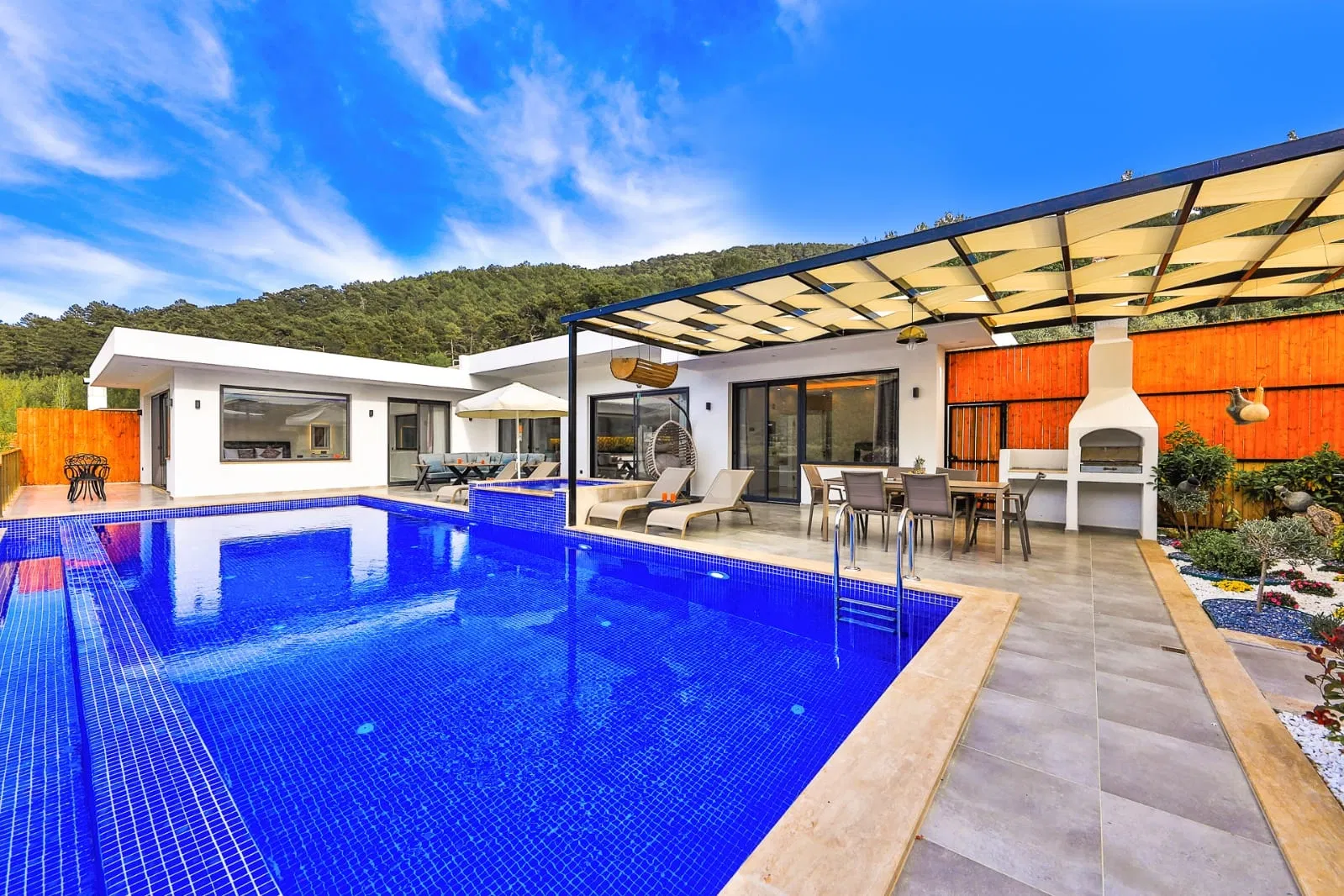 Sarıbelen’de korunaklı havuzlu kiralık villa