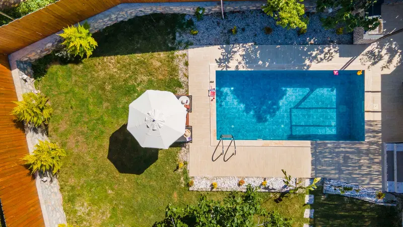 Üzümlü’de korunaklı havuzlu kiralık villa