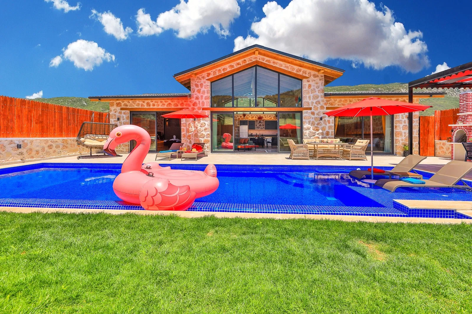Sarıbelen’de korunaklı havuzlu kiralık villa