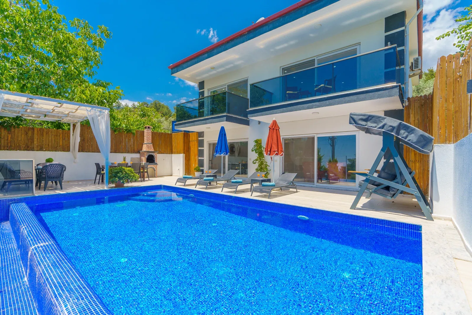 İslamlar’da korunaklı havuzlu kiralık villa