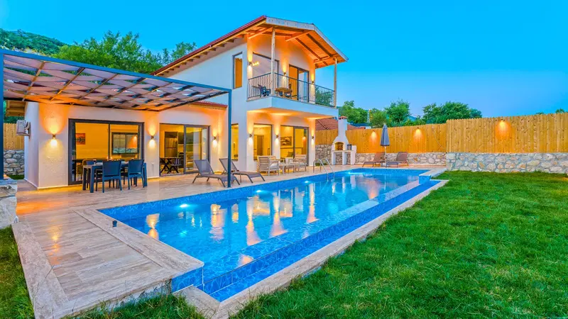 Sarıbelen’de korunaklı havuzlu kiralık villa