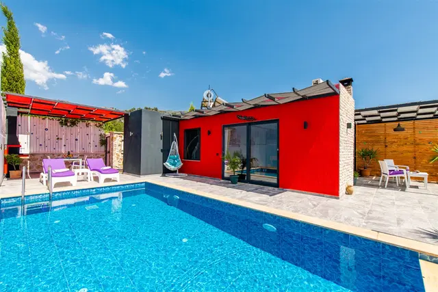 Üzümlü Kiralık Villa: Balayına Uygun, Korunaklı Havuzlu, 2 Kişilik