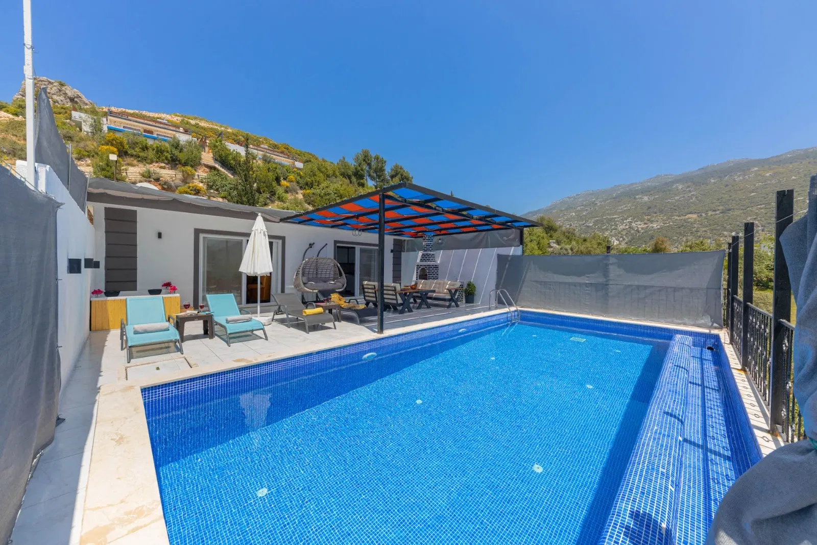 İslamlar’da korunaklı havuzlu kiralık villa
