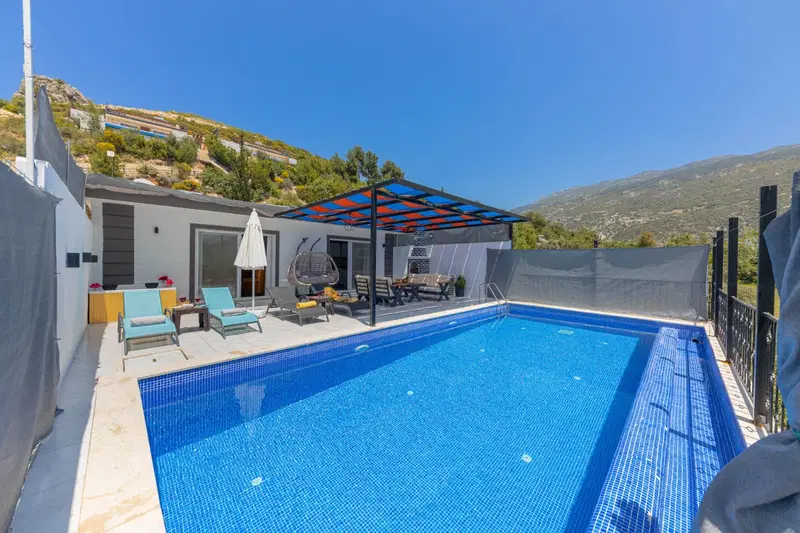 İslamlar’da korunaklı havuzlu kiralık villa