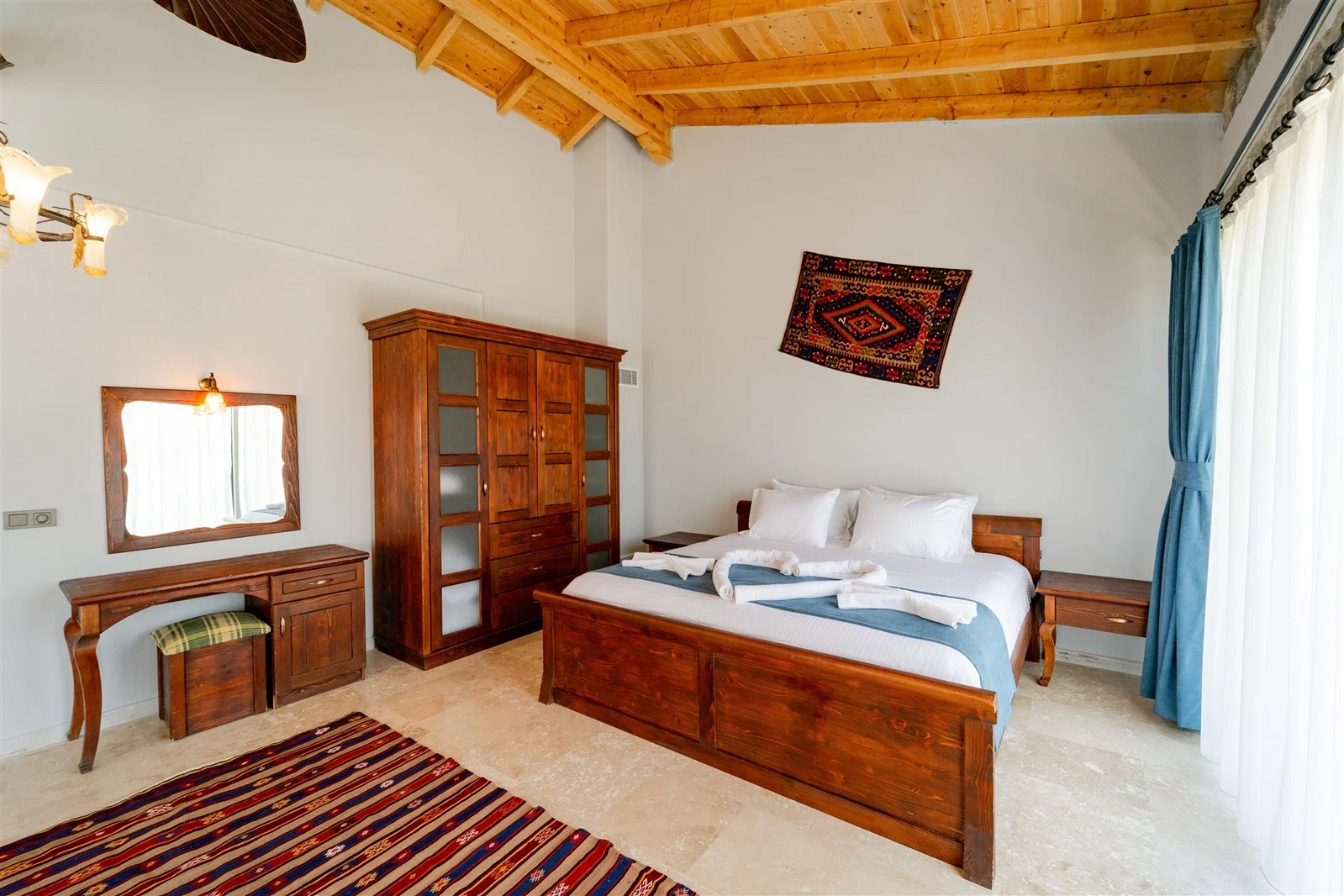 Fethiye’de Korunaklı, Isıtmalı Havuzlu, 3 Yatak Odalı, Kiralık Villa