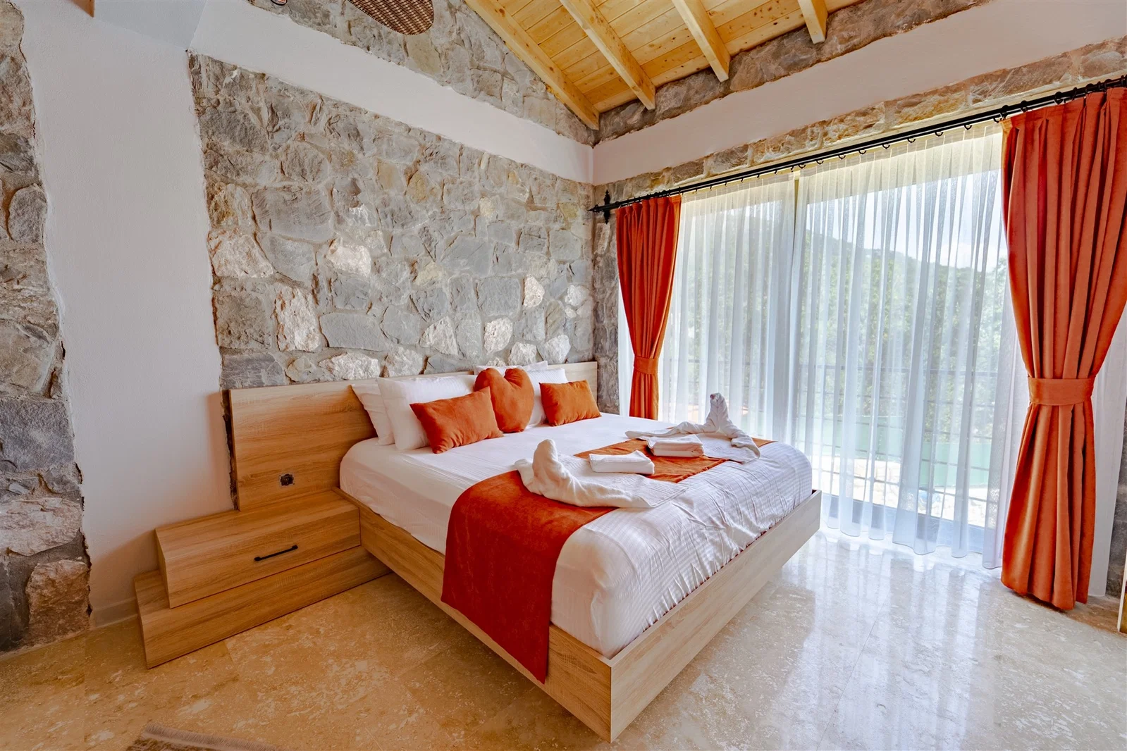 Fethiye’de Korunaklı, Isıtmalı Havuzlu, 3 Yatak Odalı, Kiralık Villa