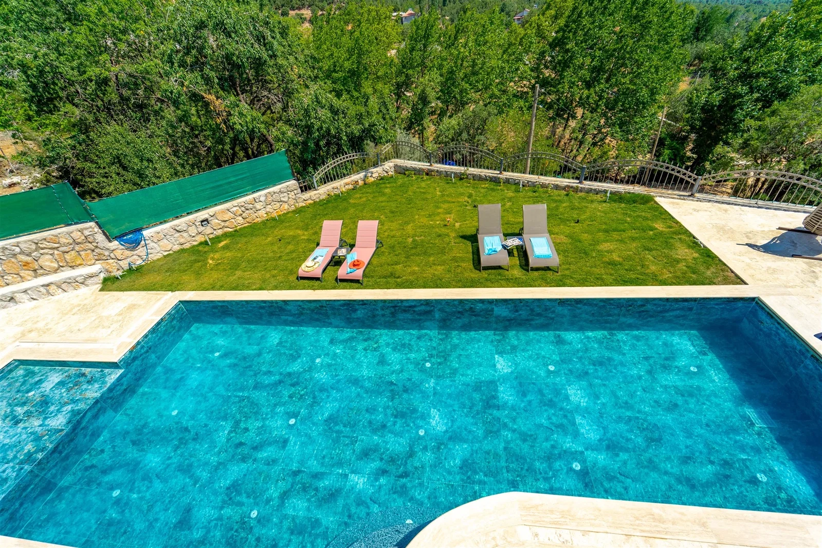 Fethiye’de Korunaklı, Isıtmalı Havuzlu, 3 Yatak Odalı, Kiralık Villa