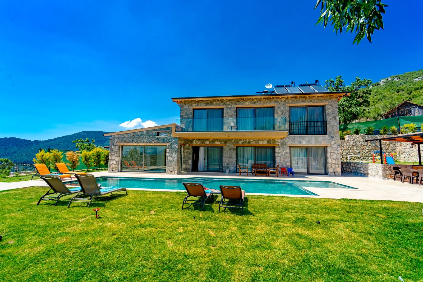 Fethiye’de Korunaklı, Isıtmalı Havuzlu, 3 Yatak Odalı, Kiralık Villa