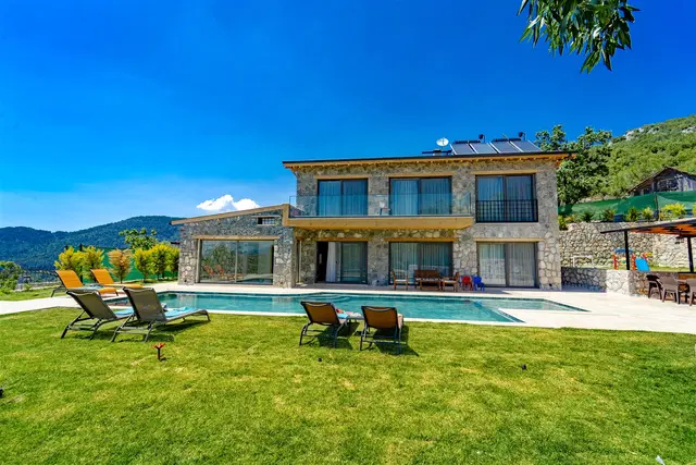 Fethiye’de Korunaklı, Isıtmalı Havuzlu, 3 Yatak Odalı, Kiralık Villa