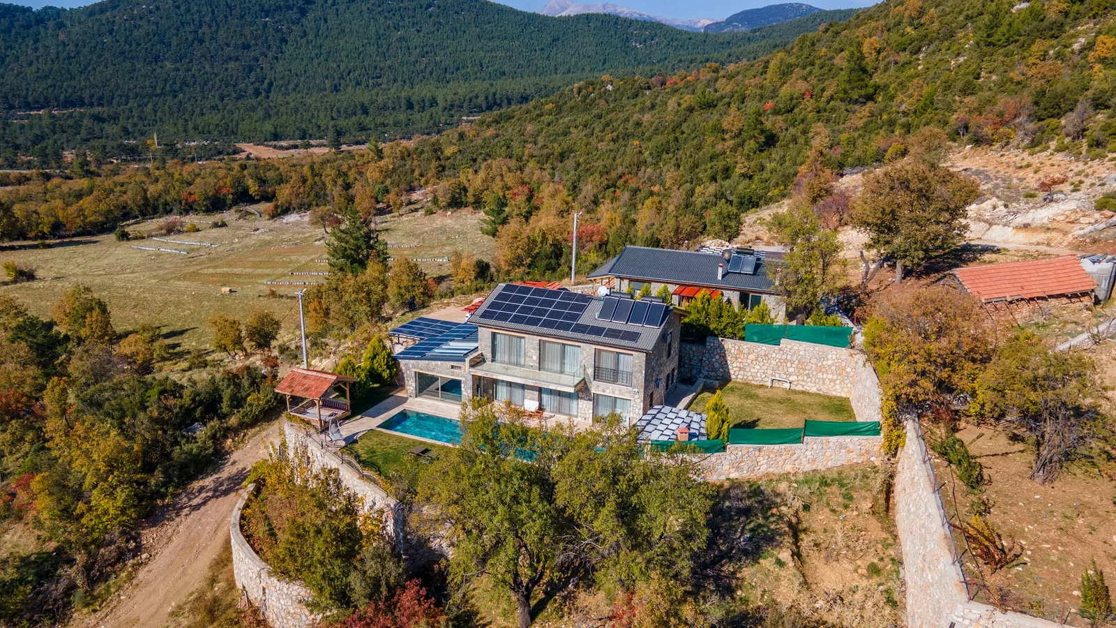 Fethiye’de Korunaklı, Isıtmalı Havuzlu, 3 Yatak Odalı, Kiralık Villa